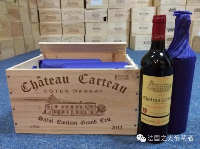 圣艾美隆卡特庄园简介 圣艾美隆卡特庄园成立于1850年，一直由百藤家族经营管。家族传统的酿造手艺代代相传，庄主杰克先生本身也是当地*有影响力的领导者，就任于圣爱美隆骑士会LA JURADE DE SAINT EMILION(1199年 7月8日成立，至今有超过800年的历史)*高长老，前圣爱美隆法定产区主席，波尔多名庄协会永久荣誉主席，前波尔多葡萄酒行业协会副主席。    卡特庄园干红葡萄酒的酒品名片 产区：圣爱美隆特级 酒庄：卡特庄园 等级：AOC(圣埃美隆列级酒庄) 葡萄品种：70%梅洛、25%品丽珠、5%赤霞珠 年份： 2012 类型：干红  酒精度：13.5%vol 容量：750毫升 酿造工艺：传统酿造工艺，全新橡木桶陈放15个月 建议配餐：牛肉、羊肉、芝士等 种植面积：16公顷  年产量：50000瓶  平均树龄：45岁 建议醒酒时间：60分钟 酒评：深红宝石色，鼻闻有黑色樱桃的香气，入口如丝绸般柔顺，复杂，并且单宁细腻，回味悠长，有少许辛辣和烤香。    酒品亮点：波尔多右岸的白马、奥松、柏菲以及金钟庄园在同一村庄；2012年份更是获得葡萄酒界著名的巴黎竞赛金奖。      法国之光品酒师酒评：2012的卡特干红有着美丽鲜艳的宝石红色，闻起来红色和黑色水果的香气活泼、复杂、细腻、优雅，入口时单宁饱满、柔滑而细致，结构紧密、平衡有层次，回味集中且悠长，有酸红水果，微微的香料味在嘴里环绕。这款酒有着的陈年潜力。    延伸阅读： 卡特庄园庄主杰克简历 1994-2001 圣艾美隆法定产区主席 2005-2006 波尔多葡萄酒行业协会CIVB副主席 2005-2008 大波尔多区法定产区FGVB主席 2008-至今 大波尔多区法定产区FGVB永久荣誉主席 1975-至今圣艾美隆葡萄酒骑士会JURADE永久荣誉大师。 圣埃美隆骑士协会简介 骑士协会成立于1199年，是法国*古老、影响力*大的葡萄酒协会。其骑士成员遍布世界各地，多为国家元首、欧洲贵族成员、社会知名人士、葡萄酒大师和葡萄酒行业精英等。华人影视巨星赵薇、巩俐和成龙均为骑士学会成员。 卡特庄园庄主杰克是圣爱美浓骑士会的*高长老。    卡特庄园酿酒顾问米歇尔.罗兰简介 卡特庄园酿酒顾问更是大名鼎鼎的米歇尔&bull;罗兰（Michel Rolland）他是一个具争议的人，但同时也是一个度风趣的人。不管你乐意不乐意，考虑到聘请他做为酿酒顾问的20多个国家的100多家酒庄，和他所坚持的&ldquo;新派酿酒技术&rdquo;在当今世界的影响，他都完全无愧于酿酒宗师这一称号。 米歇尔&bull;罗兰的品酒能力很高，有强的洞察力，有想法和技术，一旦实施就能创造出完美杰作。他*擅长酿酒葡萄的调配和混合，他提供的葡萄品种混合建议，往往能大幅提高葡萄酒的品质。他主张每款酒都应该有独特个性和地区特点，他说：&ldquo;我拥有的是别人没有的经验和想法，一个酿酒顾问不可能什么都了解，我只是提供给当地酿酒师我的想法和建议，而酿酒师的个性十分重要的，它是酒的基础，所以，我所做的只是跟他们交换想法而已。&rdquo;　 米歇尔&bull;罗兰的名字写在酒标上，就是畅销的同义词，他所酿出来的酒总是市场中销路*好的。每一款经过他指点的酒都能即刻成为明星，顿时身价倍增。  春节临近，应酬较多，法国之光特此温馨提醒  进口葡萄酒代理http://www.ldfwine.com/